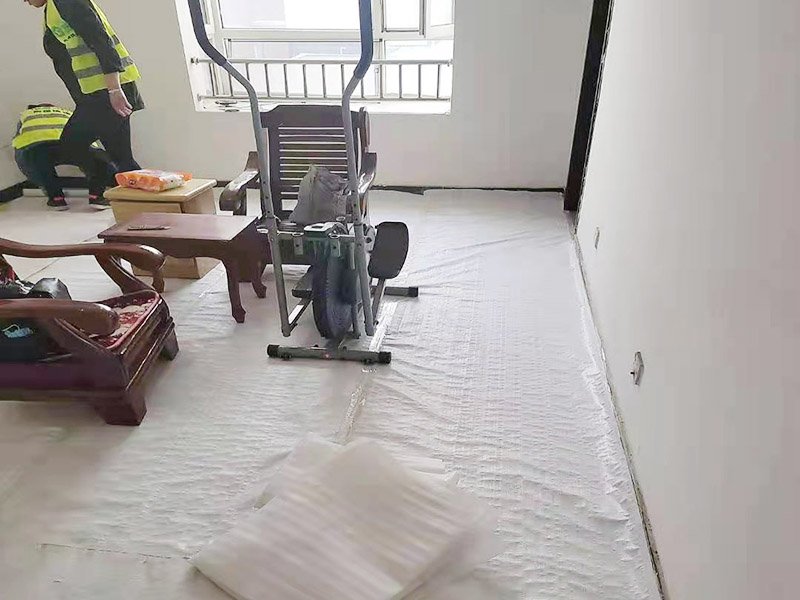 地面成品保護(hù)措施：瓷磚、地板的鋪裝，也屬于基礎(chǔ)裝修的部分，經(jīng)常發(fā)現(xiàn)瓷磚施工時(shí)和施工后都沒有做成品保護(hù)工作，具體的表現(xiàn)有：瓷磚邊鋪邊勾縫、在剛鋪的瓷磚、地板上堆放雜物、剛鋪的瓷磚就在上面走動(dòng)踩踏、地面瓷磚、地板沒有使用成品保護(hù)膜覆蓋等，這些都會(huì)影響瓷磚的鋪貼效果，造成瓷磚的施工質(zhì)量問題。