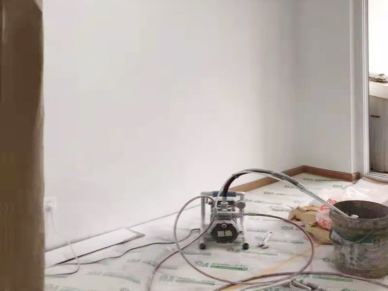 全屋裝修翻新:對(duì)于原有空間布局不滿意，需要重新規(guī)劃，那勢(shì)必就會(huì)對(duì)房屋的墻體進(jìn)行安排。拆除、砌墻等等。水電施工基本原則：走頂不走地，頂不能走，考慮走墻，墻也不能走，才考慮走地。 在開線槽前，要先做好線路定位，主要考慮開關(guān)、插座、燈具等電器的位置。此時(shí)可進(jìn)行櫥柜的第一次測(cè)量。嚴(yán)格的監(jiān)督水電工程中的質(zhì)量及一些相關(guān)的隱患問題，及早發(fā)現(xiàn)及早解決。
