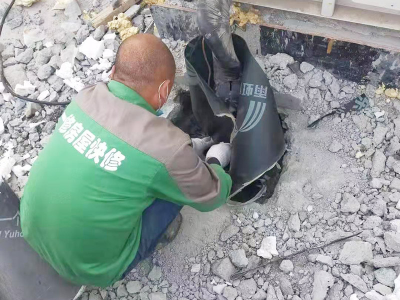 水管做防水卷材施工：如在屋面上設計有彩鋼坡屋頂。通常情況下是在彩鋼坡屋頂沒有安裝彩鋼板前，鋪設防水卷材(因安裝彩鋼板后，鋼結構屋頂內(nèi)十分黑暗，雖可人工照明，但空間狹小，不利于施工)。在安裝彩鋼板時，施工作業(yè)人員要頻繁踩踏卷材，難免要對防水層造成破壞，而滿粘的卷材在一定程度上可以承受這種外力的沖擊，而不至于移位，接縫撕裂。