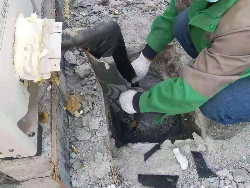 水管做防水卷材施工：如在屋面上設計有彩鋼坡屋頂。通常情況下是在彩鋼坡屋頂沒有安裝彩鋼板前，鋪設防水卷材(因安裝彩鋼板后，鋼結構屋頂內(nèi)十分黑暗，雖可人工照明，但空間狹小，不利于施工)。在安裝彩鋼板時，施工作業(yè)人員要頻繁踩踏卷材，難免要對防水層造成破壞，而滿粘的卷材在一定程度上可以承受這種外力的沖擊，而不至于移位，接縫撕裂。