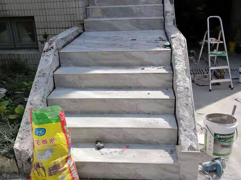 庭院防水貼磚：基層清理平整。其實不用說大家都知道開始的時候肯定是地面平整，定好大致的高度，然后整平夯實。水平定點，基層硬化。所有的造型定位之后，在規(guī)劃好的區(qū)域之內(nèi)就需要精確定點，做好標高處理，然后進行基層硬化。鋪貼透水磚，勾縫處理。做好前面的所有準備工作就可以鋪貼透水磚了，按照自己最滿意的鋪貼花式來施工即可，最后用水泥砂漿勾縫處理。