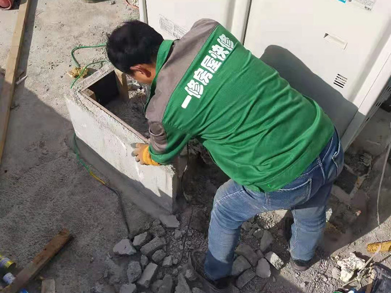 屋頂水管拆除改造：屋頂有很多的低矮的管道，其實是和其他住戶不相連的。這些是屋頂保溫層的排氣口。保溫層在施工時難免會有水分留在里面，施工結(jié)束后長期暴曬于屋頂，如果水汽排不出會造成屋頂起鼓開裂。所以在工程上要求有一定間隔的排氣口。
用水泥砂漿找平,同時做好防水層和保護層,然后,檢查基層處理并進行清理,要求不能有任何雜質(zhì),且屋面必須保持干燥,否則會直接影響防水效果,最后,根據(jù)當天的施工量配置相應(yīng)的瀝青,并參照從高到低、從遠到近的順序,開始鋪貼屋面防水卷材。