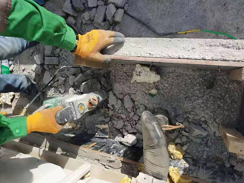 屋頂水管拆除改造：屋頂有很多的低矮的管道，其實是和其他住戶不相連的。這些是屋頂保溫層的排氣口。保溫層在施工時難免會有水分留在里面，施工結(jié)束后長期暴曬于屋頂，如果水汽排不出會造成屋頂起鼓開裂。所以在工程上要求有一定間隔的排氣口。 用水泥砂漿找平,同時做好防水層和保護層,然后,檢查基層處理并進行清理,要求不能有任何雜質(zhì),且屋面必須保持干燥,否則會直接影響防水效果,最后,根據(jù)當天的施工量配置相應(yīng)的瀝青,并參照從高到低、從遠到近的順序,開始鋪貼屋面防水卷材。