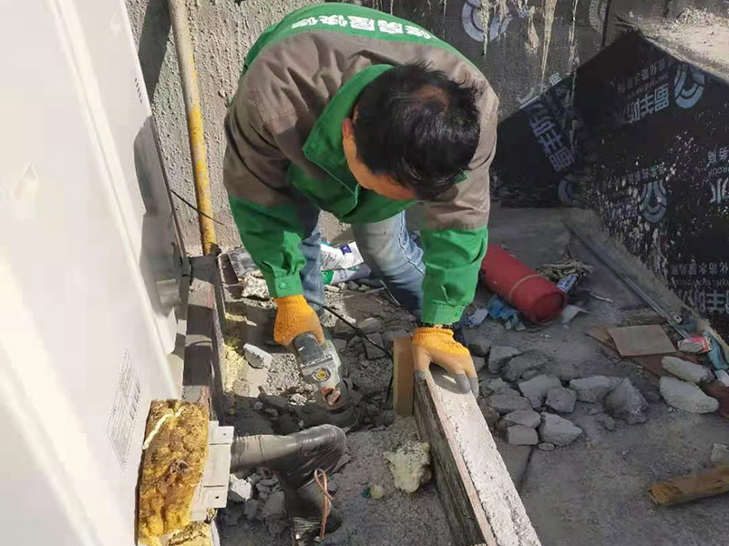 屋頂水管拆除改造：屋頂有很多的低矮的管道，其實是和其他住戶不相連的。這些是屋頂保溫層的排氣口。保溫層在施工時難免會有水分留在里面，施工結(jié)束后長期暴曬于屋頂，如果水汽排不出會造成屋頂起鼓開裂。所以在工程上要求有一定間隔的排氣口。 用水泥砂漿找平,同時做好防水層和保護層,然后,檢查基層處理并進行清理,要求不能有任何雜質(zhì),且屋面必須保持干燥,否則會直接影響防水效果,最后,根據(jù)當天的施工量配置相應(yīng)的瀝青,并參照從高到低、從遠到近的順序,開始鋪貼屋面防水卷材。