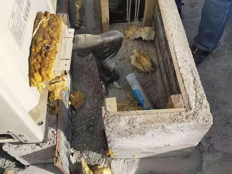 屋頂水管拆除改造：屋頂有很多的低矮的管道，其實是和其他住戶不相連的。這些是屋頂保溫層的排氣口。保溫層在施工時難免會有水分留在里面，施工結(jié)束后長期暴曬于屋頂，如果水汽排不出會造成屋頂起鼓開裂。所以在工程上要求有一定間隔的排氣口。 用水泥砂漿找平,同時做好防水層和保護層,然后,檢查基層處理并進行清理,要求不能有任何雜質(zhì),且屋面必須保持干燥,否則會直接影響防水效果,最后,根據(jù)當天的施工量配置相應(yīng)的瀝青,并參照從高到低、從遠到近的順序,開始鋪貼屋面防水卷材。