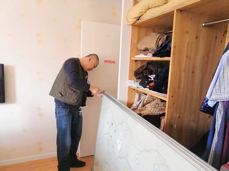移門滑軌維修：用螺絲刀把滑輪卸下，檢查滑輪無法轉(zhuǎn)動原因，如果是生銹了，可以先涂點黃油，讓它自己滑動一下，可以增加靈活性;如果不行，請直接更換一個滑輪。 先借用工具取一個邊框和下封，用固定螺絲固定，把固定好的邊框放置地上，然后把移門板排列在邊框上面。 取另外一根邊框，接著卡入排列好的移門板上，用螺絲固定下封和邊框，一定要歸哪個緊，不要讓它松動。 卡入上封，用螺絲固定，同時固定好上滑輪，等待上下螺絲都固定好后，用牽引螺絲，把下滑輪固定在下封內(nèi)，整個過程維修好。