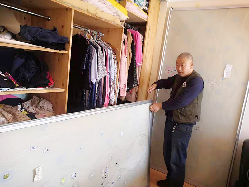 移門滑軌維修：用螺絲刀把滑輪卸下，檢查滑輪無法轉(zhuǎn)動原因，如果是生銹了，可以先涂點黃油，讓它自己滑動一下，可以增加靈活性;如果不行，請直接更換一個滑輪。 先借用工具取一個邊框和下封，用固定螺絲固定，把固定好的邊框放置地上，然后把移門板排列在邊框上面。 取另外一根邊框，接著卡入排列好的移門板上，用螺絲固定下封和邊框，一定要歸哪個緊，不要讓它松動。 卡入上封，用螺絲固定，同時固定好上滑輪，等待上下螺絲都固定好后，用牽引螺絲，把下滑輪固定在下封內(nèi)，整個過程維修好。