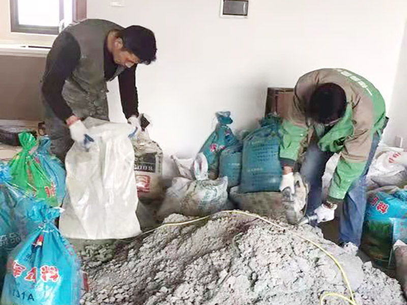 客廳地面貼磚：首先要把基層用水澆濕，除去雜物和浮沙。再抹結(jié)合層，需要注意的是要使用1：3的干性水泥漿，按照水平線探鋪平整，然后再把磚放在沙漿上用膠皮錘振實(shí)。這時再把地面磚取下澆抹水泥漿，然后把地面磚放實(shí)振平就可以了。采用干鋪法可以有效地避免鋪裝過程中造成的空鼓、氣泡等現(xiàn)象發(fā)生。但是干鋪法的技術(shù)含量比較高，所以費(fèi)用也會比較貴。