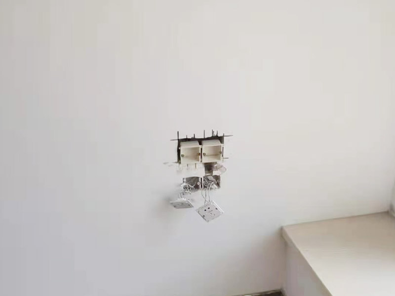 墻面電路開槽安裝：首先確定水電開槽的線路走向；然后施工隊安線路沿著地面或者墻面開槽；接入線管和暗盒；檢測電路面對水路進行測壓；抹平線槽；最后對水路開槽進行平面安裝。 注意在確定線路走向的時候，避免線路過多交叉，開槽走管的路線要橫平豎直。開暗槽的時候，要注意房屋的承重墻的鋼筋粗細，不要切到；開槽的深度寬度也要把握好，根據(jù)房屋結(jié)構(gòu)決定；電路接頭不要裸露在外面；穿管不能使用軟管；