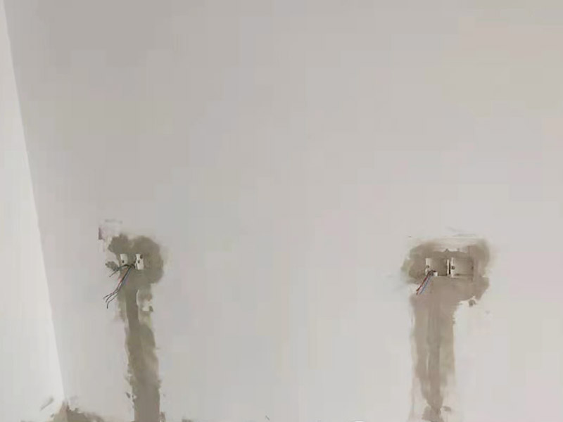 墻面電路開槽安裝：首先確定水電開槽的線路走向；然后施工隊安線路沿著地面或者墻面開槽；接入線管和暗盒；檢測電路面對水路進行測壓；抹平線槽；最后對水路開槽進行平面安裝。 注意在確定線路走向的時候，避免線路過多交叉，開槽走管的路線要橫平豎直。開暗槽的時候，要注意房屋的承重墻的鋼筋粗細，不要切到；開槽的深度寬度也要把握好，根據(jù)房屋結(jié)構(gòu)決定；電路接頭不要裸露在外面；穿管不能使用軟管；