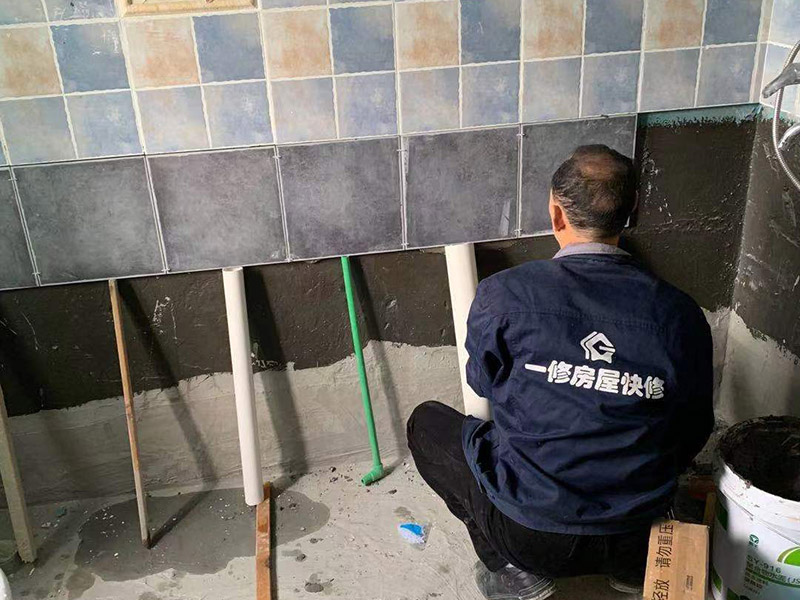 墻面貼瓷磚維修:首先將沙子和水泥按照3：1的比例混合后兌少量的水，使水泥和沙子混合到可以用手攥成團(tuán)的黏稠度,在鋪磚之前先將要鋪的地方用水潑濕。將開始和好的水泥和沙子鏟到你要鋪瓷磚的地方,鏟完以后用小鏟子初步抹平,然后用一根小平板抹平表面，然后瓷磚背后抹上開始和好的那盆比較稠的水泥漿。再將抹好水泥的磚小心平放到要鋪的地方，注意對縫。再用橡膠小榔頭敲實，用水平尺找平。最后在側(cè)邊用小榔頭的把手堵嚴(yán)實。