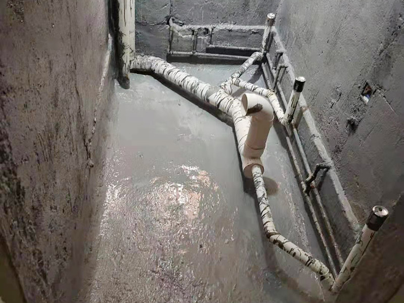 衛(wèi)生間防水貼磚維修：先做墻面防水→貼墻磚→再做地面防水2－3遍→固化期5－7天→閉水實(shí)驗(yàn)合格→地面做水泥砂漿保護(hù)層→貼地磚。都是在地面用水泥砂漿找平一次，等它干透后再做防水。一般的防水施工要做2到3遍，而且防水的順序也是有講究的，比如，要先做完墻面防水再貼墻磚，其次才可以做地面防水，再貼地磚。