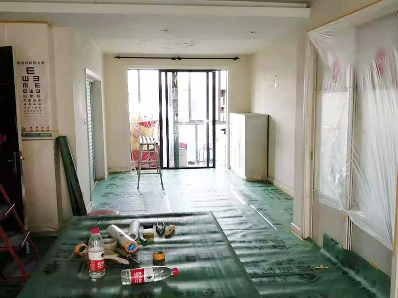地面家具保護(hù)措施：貼好磚做好清潔，清除地磚表面的細(xì)沙之類的。防止后期走動(dòng)或者其他動(dòng)作刮花地磚表面釉質(zhì)，導(dǎo)致后期地面很花。其他的堅(jiān)硬物也不要留在地磚表面?？梢杂玫孛姹Ｗo(hù)膜把地磚覆蓋了，在上面的各種操作就不會(huì)破壞地磚了。選擇整體都覆蓋，方便工人之后的施工，在裝修完畢后取掉就行。
