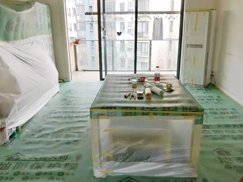 地面家具保護(hù)措施：貼好磚做好清潔，清除地磚表面的細(xì)沙之類的。防止后期走動(dòng)或者其他動(dòng)作刮花地磚表面釉質(zhì)，導(dǎo)致后期地面很花。其他的堅(jiān)硬物也不要留在地磚表面?？梢杂玫孛姹Ｗo(hù)膜把地磚覆蓋了，在上面的各種操作就不會(huì)破壞地磚了。選擇整體都覆蓋，方便工人之后的施工，在裝修完畢后取掉就行。