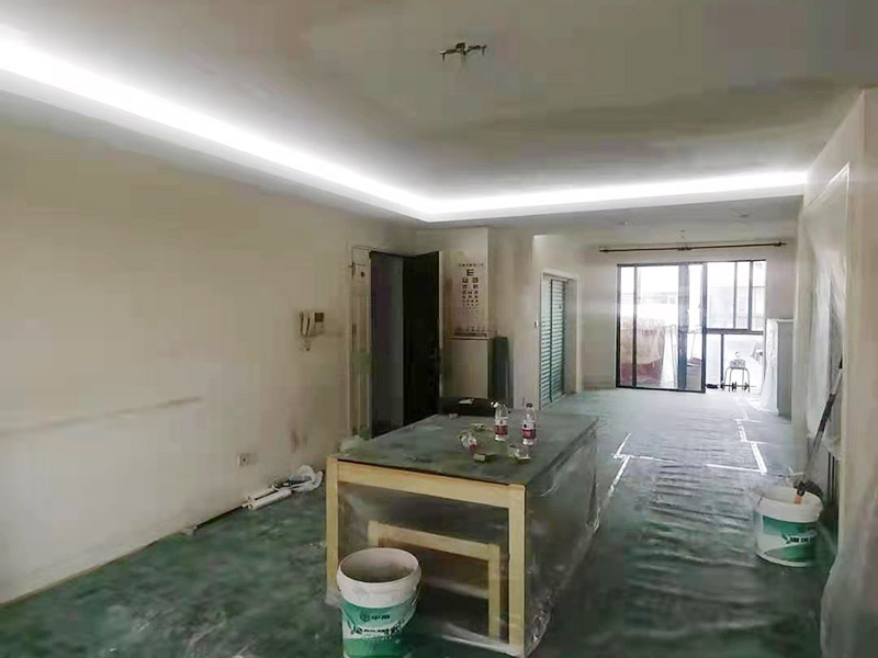 地面家具保護(hù)措施：貼好磚做好清潔，清除地磚表面的細(xì)沙之類的。防止后期走動(dòng)或者其他動(dòng)作刮花地磚表面釉質(zhì)，導(dǎo)致后期地面很花。其他的堅(jiān)硬物也不要留在地磚表面?？梢杂玫孛姹Ｗo(hù)膜把地磚覆蓋了，在上面的各種操作就不會(huì)破壞地磚了。選擇整體都覆蓋，方便工人之后的施工，在裝修完畢后取掉就行。