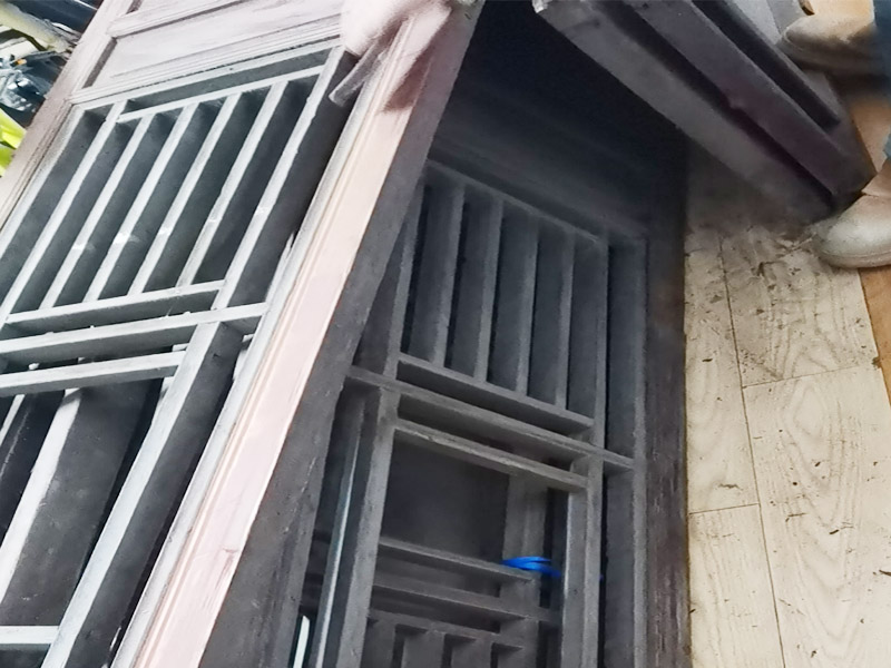 屏風家具打磨翻新：為了保持整件家具的完整性，在拆開時應(yīng)先觀察結(jié)構(gòu)。仔細觀察完家具的結(jié)構(gòu)后，把每個部件都標做好序號以便翻新后安裝，在家具在拆時要按照組裝時相反的順序拆開?？梢允褂霉β瘦^大的吹風機來清理舊家具上的浮塵及積土，但是一定不能用濕布來擦，沒有看清楚部件本身面目之前就用濕布來擦拭會造成無法預(yù)料的傷害。家具去漆一般用細砂紙來輕輕的打磨，較硬的部位可以使用刀刮。注意去漆時原有的精雕部分不能破壞，否則會造成永久的損壞，怎么修補也沒有用。 最后就是對舊家具做漆面，它不是說簡單地刷漆就行，而要盡量保留家具原來的漆面。舊家具的漆膜也是一樣需要打磨的，要想效果好可以用人的來對家具反復(fù)摩擦。對于家具漆面的打磨要求不能留有死角、不能留有油污、色澤要均勻一致。