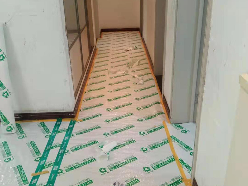 家具成品保護(hù)措施：成品飾面板在安裝好后必須用PE保護(hù)膜覆蓋包起來，所有成品飾面板的陽角位必須用硬質(zhì)紙護(hù)角或泡沫棉進(jìn)行保護(hù)性包裝，防止交被其他施工人員碰撞。固裝家具保護(hù)完后，在正面要貼上醒目的標(biāo)簽，進(jìn)行現(xiàn)場提示。家具木門安裝好后，木門的門框1.5米以下高度一定要用硬質(zhì)紙護(hù)角或泡沫棉進(jìn)行保護(hù)性包裝，門頁用PE保護(hù)膜及泡沫板包起來，防止交被其他施工人員碰撞。