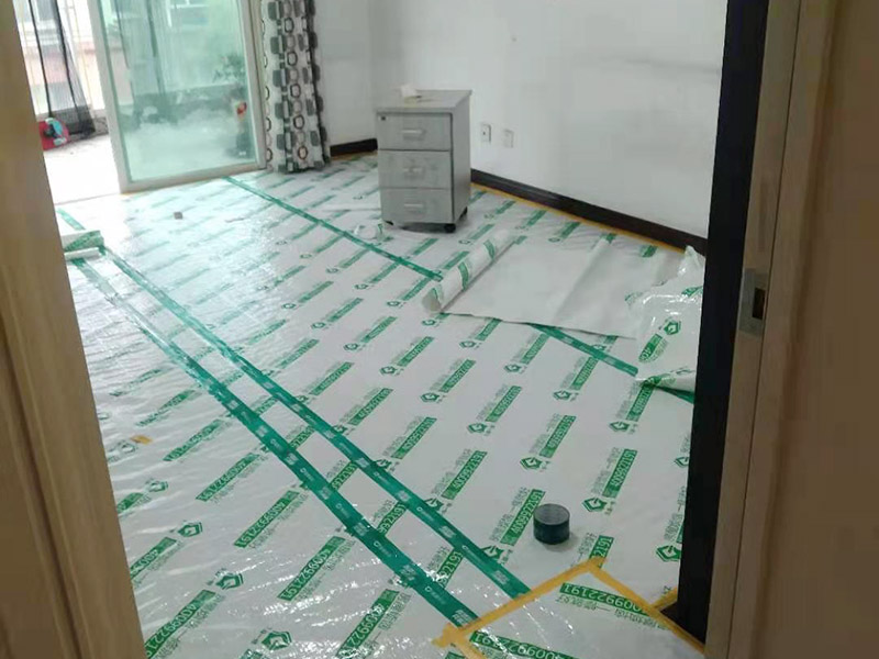 家具成品保護(hù)措施：成品飾面板在安裝好后必須用PE保護(hù)膜覆蓋包起來，所有成品飾面板的陽角位必須用硬質(zhì)紙護(hù)角或泡沫棉進(jìn)行保護(hù)性包裝，防止交被其他施工人員碰撞。固裝家具保護(hù)完后，在正面要貼上醒目的標(biāo)簽，進(jìn)行現(xiàn)場提示。家具木門安裝好后，木門的門框1.5米以下高度一定要用硬質(zhì)紙護(hù)角或泡沫棉進(jìn)行保護(hù)性包裝，門頁用PE保護(hù)膜及泡沫板包起來，防止交被其他施工人員碰撞。