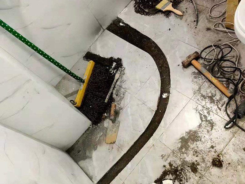 浴室地面擋水條安裝：房屋裝修時鋪地板磚的過程中會留出一條槽，水泥砂漿鋪平后放入大理石的擋水條。在鋪地磚的時候先將擋水條嵌在地磚里面，配套浴簾用的擋水條，安裝時測量好安裝高度。使浴簾自然下垂，垂進擋水條里三厘米左右，是最好的安裝效果且安裝后水不會外濺。