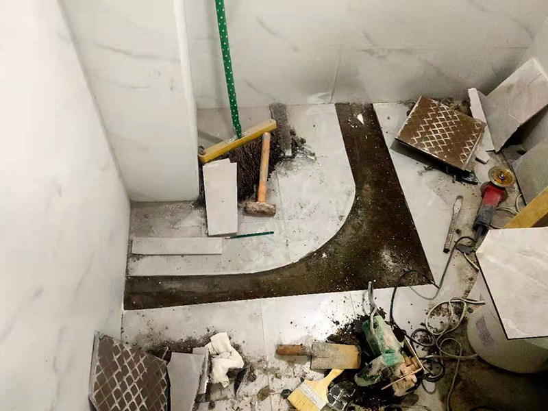 浴室地面擋水條安裝：房屋裝修時鋪地板磚的過程中會留出一條槽，水泥砂漿鋪平后放入大理石的擋水條。在鋪地磚的時候先將擋水條嵌在地磚里面，配套浴簾用的擋水條，安裝時測量好安裝高度。使浴簾自然下垂，垂進擋水條里三厘米左右，是最好的安裝效果且安裝后水不會外濺。