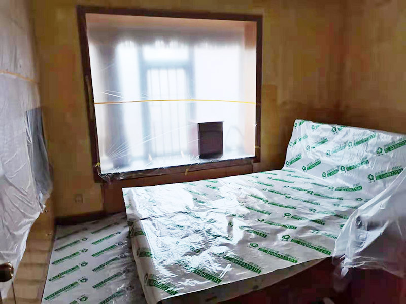 臥室翻新家具保護(hù)方案：在新房裝修及舊房翻新時(shí)粘上遮蔽保護(hù)膜和遮蔽紙，保護(hù)門窗、地板、家具及燈具等等。防止施工時(shí)涂料和油漆刷在以上物體上面，也使施工人員可以大膽、快速的涂刷墻面，不必?fù)?dān)心涂料會(huì)流到地板上造成需花大量人工清潔的現(xiàn)象?？梢灾苯犹岣呤┕ば剩?jié)約施工后的清潔工作、節(jié)約人工、提高裝修質(zhì)量。 大件家具家電搬移：在進(jìn)場施工前需要將家具搬移出一定的距離，移到房子中間，并用保護(hù)膜和保護(hù)套對(duì)地板、家具、家電、墻面進(jìn)行保護(hù)，一邊施工，杜絕粘污。 地面保護(hù)：用地膜將需要涂刷房間的地面鋪上地膜，如果靠近踢腳線，地膜附在30厘米遮蔽保護(hù)膜之上，用美紋紙或大膠帶固定。第一層地膜和第二層地膜之間用大膠帶固定，一定要平整無縫隙。 門、家具：根據(jù)被包裹物體大小選擇遮蔽保護(hù)膜的大小，確保保護(hù)物體四面包裹無死角，且保護(hù)膜平整。