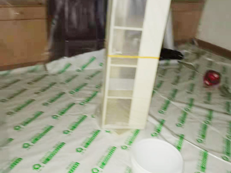 臥室翻新家具保護(hù)方案：在新房裝修及舊房翻新時(shí)粘上遮蔽保護(hù)膜和遮蔽紙，保護(hù)門窗、地板、家具及燈具等等。防止施工時(shí)涂料和油漆刷在以上物體上面，也使施工人員可以大膽、快速的涂刷墻面，不必?fù)?dān)心涂料會(huì)流到地板上造成需花大量人工清潔的現(xiàn)象?？梢灾苯犹岣呤┕ば?，節(jié)約施工后的清潔工作、節(jié)約人工、提高裝修質(zhì)量。 大件家具家電搬移：在進(jìn)場施工前需要將家具搬移出一定的距離，移到房子中間，并用保護(hù)膜和保護(hù)套對(duì)地板、家具、家電、墻面進(jìn)行保護(hù)，一邊施工，杜絕粘污。 地面保護(hù)：用地膜將需要涂刷房間的地面鋪上地膜，如果靠近踢腳線，地膜附在30厘米遮蔽保護(hù)膜之上，用美紋紙或大膠帶固定。第一層地膜和第二層地膜之間用大膠帶固定，一定要平整無縫隙。 門、家具：根據(jù)被包裹物體大小選擇遮蔽保護(hù)膜的大小，確保保護(hù)物體四面包裹無死角，且保護(hù)膜平整。