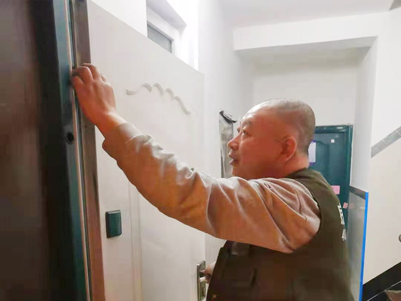 防盜門嘎吱嘎吱響怎么快速維修，上面維修安裝的師傅會怎么做