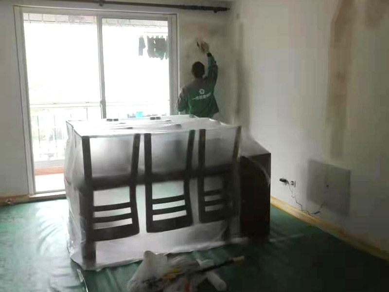 客廳墻面翻新家具保護：在墻面翻新前，需要先將舊漆面鏟除干凈，之后在進行打磨，將墻面的浮沉雜物都清理干凈。如果墻面有凹凸不平的情況，要先用膩子修補，如果墻面出現(xiàn)空鼓的現(xiàn)象，也要將整面的墻皮進行鏟除，在做后續(xù)的處理?；鶎幼鐾旰螅枰獙⑹┕^(qū)域的家具物件移除，避免在翻新過程中，使家具受到損傷。