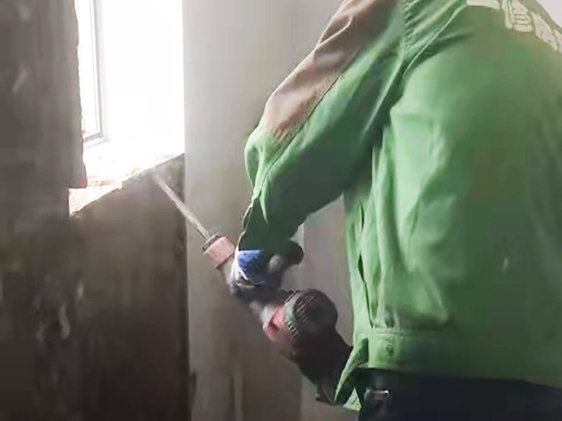 墻磚拆除翻新：衛(wèi)浴用具拆除后可以對墻面瓷磚進行拆卸。拆卸一般是從墻體的下方往上方敲，從瓷磚的邊緣往里面敲，還需要根據(jù)拆卸的位置選擇適當?shù)那么u力度。敲磚是從墻體下方開始敲，從每塊瓷磚的邊緣開始敲。如果先敲上面的瓷磚，地面堆積瓷磚較多，擋住墻體下面的瓷磚，不利于拆卸。  　　另外，敲磚過程中，要不是對地面的瓷磚進行清理，以免瓷磚過多堆積，減慢施工進度以及造成施工意外。由于二手房的衛(wèi)浴在之前是做了一次防水的，因此在敲磚時必須注意防水層的處理，與屋主溝通好，防水層是否打掉。