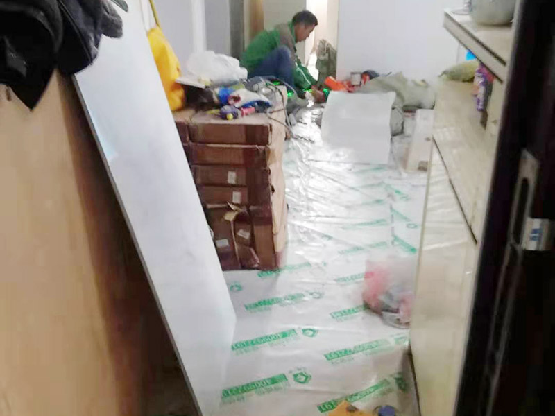 衛(wèi)生間防水裝修案例：清理衛(wèi)生間基層，包括灰塵、沙粒、水泥等，地面找平找坡，墻面若有裂痕、空鼓、缺陷用水泥抹平，保證基層堅(jiān)固平整。衛(wèi)生間陰陽(yáng)角、水管根部應(yīng)避免死角，做成圓弧并順直。漏水概率最大的部位主要是陰陽(yáng)角、水管根部，為了降低漏水風(fēng)險(xiǎn)先將這些部位做一遍防水。第二遍防水與第一遍防水要才有十字交叉的方式，這樣能夠降低漏刷的可能性。防水一般做兩到三遍，每遍厚度控制在0.5mm左右。