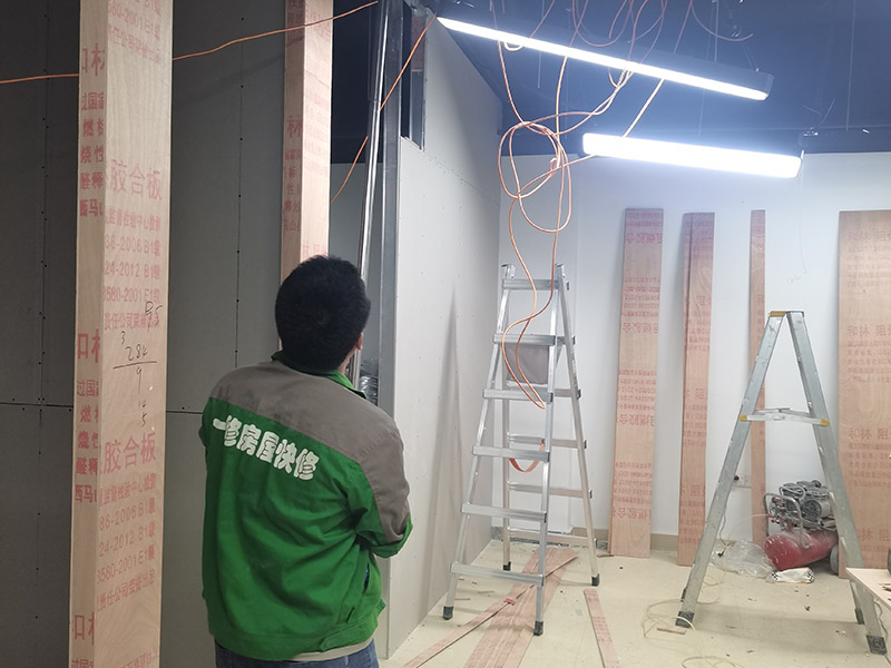 辦公室燈具線管安裝：熟悉圖紙，在施工前必須熟悉施工圖紙，而且最好由監(jiān)理、設(shè)計(jì)師、業(yè)主三方在施工現(xiàn)場核對圖紙，如發(fā)現(xiàn)圖紙中有不符合現(xiàn)場的情況需立刻一起商定更改。 首先，一句施工圖在現(xiàn)場確認(rèn)插座，開關(guān)及各種燈具的位置，并在相應(yīng)位置上做好標(biāo)記。如果沒有特殊要求，插座、開關(guān)應(yīng)按照如下標(biāo)準(zhǔn)安裝