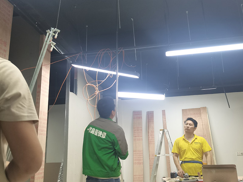 辦公室燈具線管安裝：熟悉圖紙，在施工前必須熟悉施工圖紙，而且最好由監(jiān)理、設(shè)計(jì)師、業(yè)主三方在施工現(xiàn)場核對圖紙，如發(fā)現(xiàn)圖紙中有不符合現(xiàn)場的情況需立刻一起商定更改。 首先，一句施工圖在現(xiàn)場確認(rèn)插座，開關(guān)及各種燈具的位置，并在相應(yīng)位置上做好標(biāo)記。如果沒有特殊要求，插座、開關(guān)應(yīng)按照如下標(biāo)準(zhǔn)安裝
