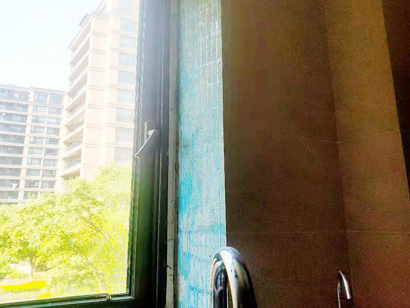 廚房墻磚修復(fù)施工：1、刮除掉需要更換的瓷磚與周圍瓷磚的接縫處的填縫劑； 2、用云石機(jī)沿瓷磚的對(duì)角線切開，注意不要到瓷磚的四個(gè)角，離角大概有10公分即可； 3、采用錘子，從對(duì)角線的中心位置砸開，取掉中心碎裂的瓷磚； 4、采用錘子和撬杠從碎裂中心邊緣部分開始，撬杠適當(dāng)向外傾斜立在磚面，用錘子錘擊撬杠，逐步的從中心往四周敲砸瓷磚，到瓷磚的邊的部分要特別的小心。 5、將砸掉瓷磚瓷磚后的墻地面基層清理干凈，剔除松動(dòng)的基層； 6、采用水泥砂漿重新粘貼新的瓷磚。