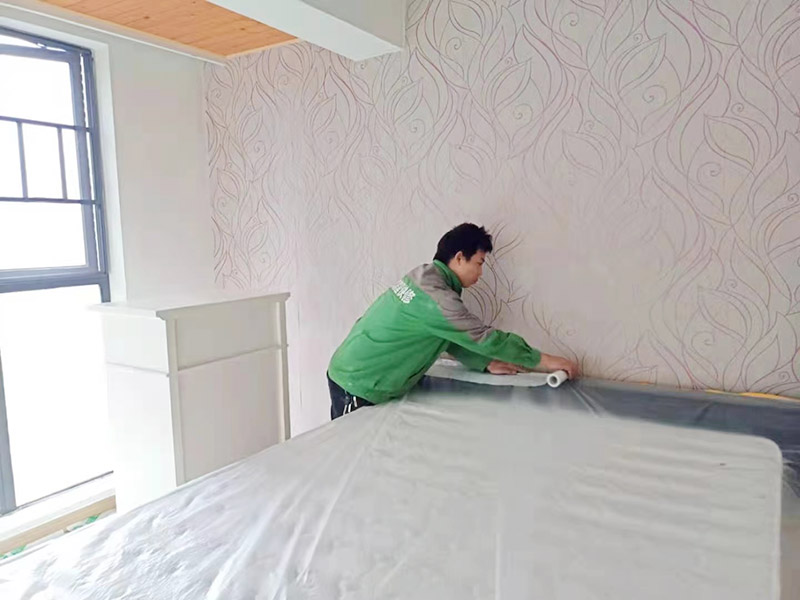 地面家具成品保護措施:在墻面翻新前，需要先將舊漆面鏟除干凈，之后在進行打磨，將墻面的浮沉雜物都清理干凈。如果墻面有凹凸不平的情況，要先用膩子修補，如果墻面出現(xiàn)空鼓的現(xiàn)象，也要將整面的墻皮進行鏟除，在做后續(xù)的處理?；鶎幼鐾旰?，需要將施工區(qū)域的家具物件移除，避免在翻新過程中，使家具受到損傷。