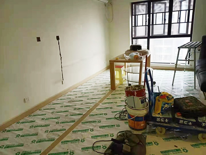 地面家具成品保護措施:在墻面翻新前，需要先將舊漆面鏟除干凈，之后在進行打磨，將墻面的浮沉雜物都清理干凈。如果墻面有凹凸不平的情況，要先用膩子修補，如果墻面出現(xiàn)空鼓的現(xiàn)象，也要將整面的墻皮進行鏟除，在做后續(xù)的處理?；鶎幼鐾旰?，需要將施工區(qū)域的家具物件移除，避免在翻新過程中，使家具受到損傷。