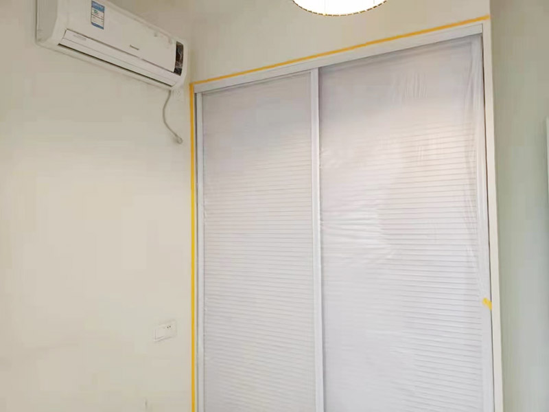 地面家具成品保護措施:在墻面翻新前，需要先將舊漆面鏟除干凈，之后在進行打磨，將墻面的浮沉雜物都清理干凈。如果墻面有凹凸不平的情況，要先用膩子修補，如果墻面出現(xiàn)空鼓的現(xiàn)象，也要將整面的墻皮進行鏟除，在做后續(xù)的處理?；鶎幼鐾旰?，需要將施工區(qū)域的家具物件移除，避免在翻新過程中，使家具受到損傷。