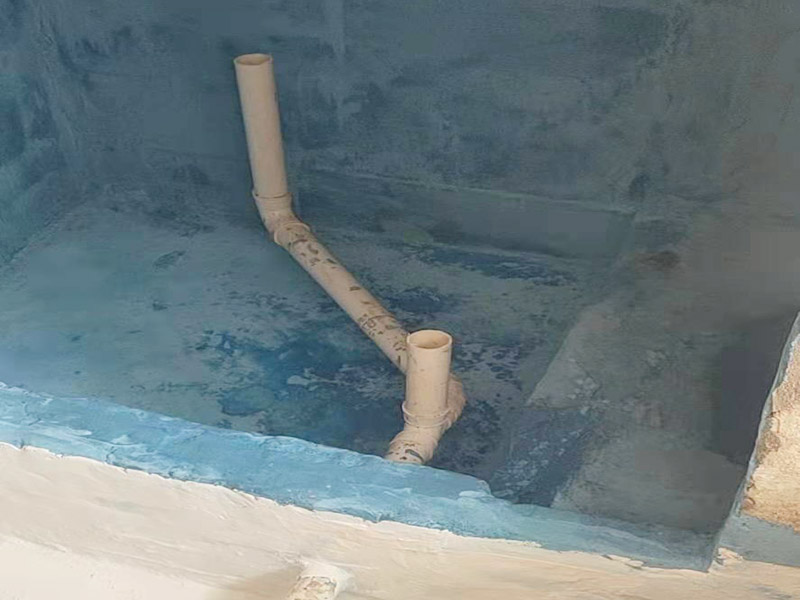 地面防水施工流程:清理基層：將墊層上松散的混凝土、砂漿等清洗干凈，凸出的鼓包剔除。 刷水泥素漿：配合比為水泥∶防水油，加上適量水拌合成粥狀，鋪攤在地面上，用掃帚均勻掃一遍。 抹底層砂漿：底層用1∶3水泥砂漿，摻入水泥重3%～5%的防水粉。拌好的砂漿倒在地上，用杠尺刮平，木抹子順平，鐵抹子壓一遍。 刷水泥素漿：常溫間隔1d后刷水泥素漿一道，配合比為水泥∶防水油加適量水。 抹面層砂漿：刷水泥素漿后，接著抹面層砂漿，配合比及做法用底層。