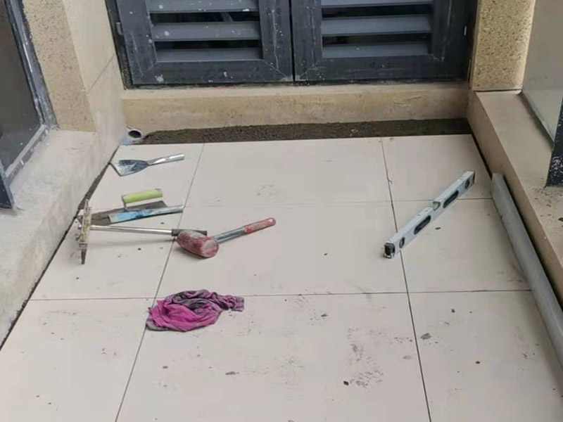 地磚鋪貼施工：干鋪法是將沙子和水泥按照3：1的比例混合后兌少量的水，使水泥和沙子混合到可以用手攥成團的黏稠度，將混合好的沙子水泥鋪在地面上，用一個平板把表面摸平。在瓷磚背面抹上黏稠度非常高的水泥，把瓷磚放到地面上，用橡皮錘敲實就完成了,主要用于地面瓷磚的鋪裝。 濕鋪法，是將沙子和水泥按照2：1的比例混合后兌水和好，水的量要多一些，使沙子和水泥的黏稠度高一些，然后涂抹到用水浸泡好的瓷磚背面貼到墻面上，濕鋪發(fā)主要應(yīng)用與墻面。
