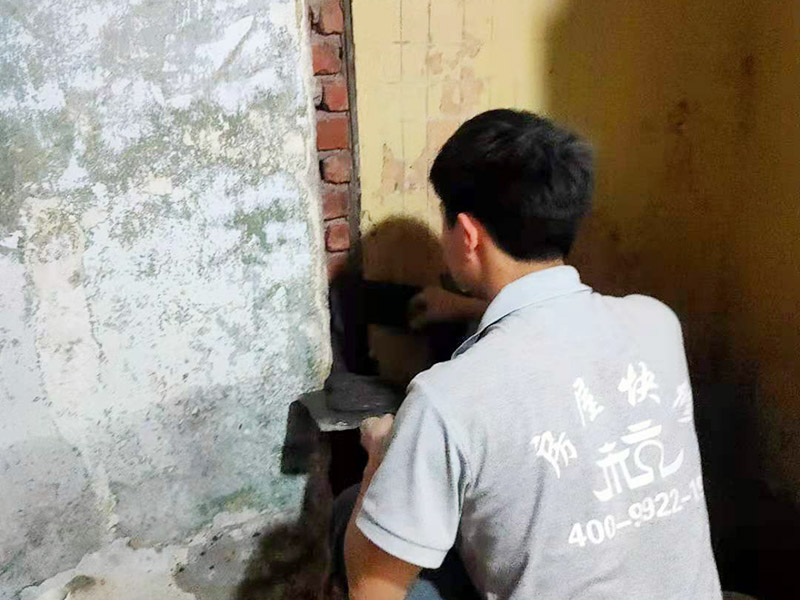 墻面抹水泥找平:步驟一：清理墻面；把墻面起皮和裂縫位置處理干凈，并用水泥砂漿補(bǔ)抹好，把殘留的灰渣鏟除干凈，然后把墻面清理干凈。需要注意的是：如果墻面吸水性比較強(qiáng)，要先用清水濕潤或是噴刷膠水做封底處理。  步驟二：第一遍刮膩?zhàn)?；水泥抹面的墻面最好配制底料，不僅能降低工程造價(jià)，還可以提高施工的質(zhì)量。 步驟三：第二遍刮膩?zhàn)樱坏谝槐閴w干透后，可以上第二遍膩?zhàn)舆M(jìn)一步刮平。但是第二遍的膩?zhàn)诱{(diào)兌不易過稀，它的含水量別過大，要保證第二遍膩?zhàn)庸瓮亢蟮乃直M快被第一遍的膩?zhàn)游?，只有等到墻面水分減少到一定程度后方才可進(jìn)