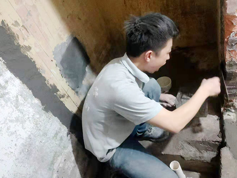 墻面抹水泥找平:步驟一：清理墻面；把墻面起皮和裂縫位置處理干凈，并用水泥砂漿補(bǔ)抹好，把殘留的灰渣鏟除干凈，然后把墻面清理干凈。需要注意的是：如果墻面吸水性比較強(qiáng)，要先用清水濕潤或是噴刷膠水做封底處理。  步驟二：第一遍刮膩?zhàn)樱凰嗄娴膲γ孀詈门渲频琢?，不僅能降低工程造價(jià)，還可以提高施工的質(zhì)量。 步驟三：第二遍刮膩?zhàn)?；第一遍墻體干透后，可以上第二遍膩?zhàn)舆M(jìn)一步刮平。但是第二遍的膩?zhàn)诱{(diào)兌不易過稀，它的含水量別過大，要保證第二遍膩?zhàn)庸瓮亢蟮乃直M快被第一遍的膩?zhàn)游?，只有等到墻面水分減少到一定程度后方才可進(jìn)