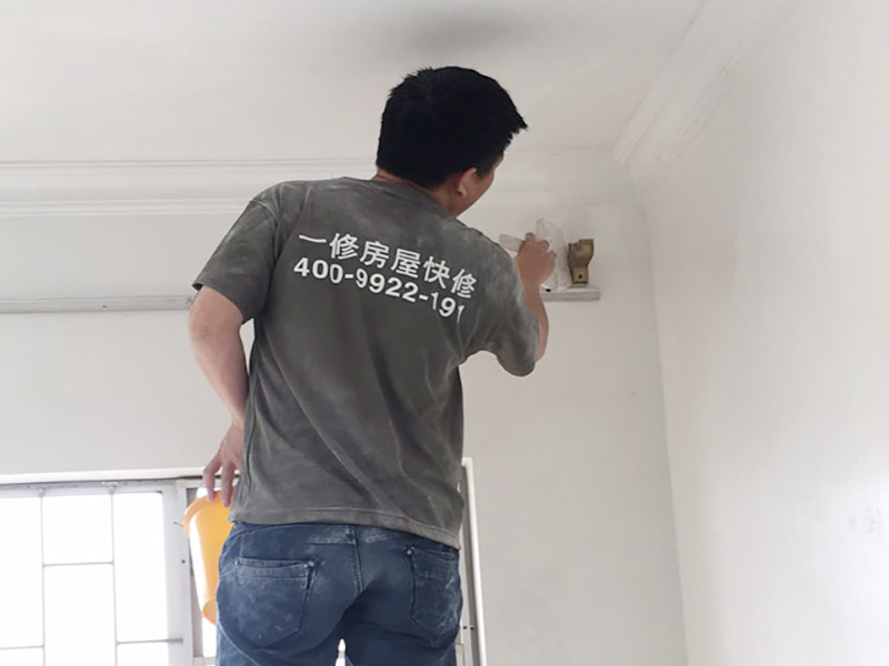 墻角刷漆施工：對(duì)門(mén)、窗框、家具與涂料連接處，粘貼分色紙保護(hù)。做好的木柜、隔板等家具要用報(bào)紙將其封起，以免油漆滴落弄臟家具。調(diào)色有顏色要求的墻面，事先應(yīng)準(zhǔn)確計(jì)算面積，一次將所用料調(diào)配均勻。一般用滾筒刷上漆后，需用筆刷對(duì)墻邊和墻角漏刷的地方進(jìn)行補(bǔ)漆，特別是墻壁與角線、木柜、隔板等的接縫位置和墻壁的轉(zhuǎn)角處。帶墻面油漆干后，用砂紙對(duì)墻面進(jìn)行打磨，以減少墻面刷痕，使墻面更加光滑。在打磨時(shí)候注意要不時(shí)用手來(lái)感受墻面的光滑度，以便判斷哪里需要打磨，而且打磨力度要適中，范圍要廣。