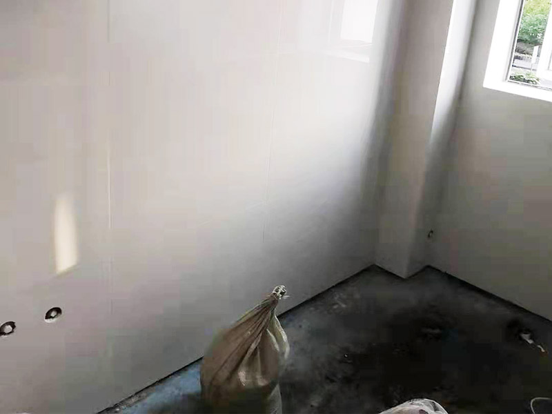 墻面瓷磚鋪貼：（1）基層處理：將塵土、雜物徹底清掃干凈，不得有空鼓、開(kāi)裂及起砂等缺陷。 （2）彈線(xiàn)：施工前在墻體四周彈出標(biāo)高控制線(xiàn)，在地面彈出十字線(xiàn)，以控制地磚分隔尺寸。 （3）預(yù)鋪：首先應(yīng)在圖紙?jiān)O(shè)計(jì)要求的基礎(chǔ)上，對(duì)地磚的色彩、紋理、表面平整等進(jìn)行嚴(yán)格的挑選，然后按照?qǐng)D紙要求預(yù)鋪。對(duì)于預(yù)鋪中可能出現(xiàn)的尺寸、色彩、紋理誤差等進(jìn)行調(diào)整、交換，直至達(dá)到最佳效果，按鋪貼順利堆放整齊備用。 （4）鋪貼：鋪設(shè)選用1：3干硬性水泥砂漿，砂漿厚度25mm左右。鋪貼前將地磚背面濕潤(rùn)，需正面干燥為宜。把地磚按照要求放在水泥砂漿上，用橡皮錘輕敲地磚飾面直至密實(shí)平整達(dá)到要求。 （5）勾縫：地磚鋪完后24h進(jìn)行清理勾縫，勾縫前應(yīng)先將地磚縫隙內(nèi)雜質(zhì)擦凈，用專(zhuān)用填縫劑勾縫。 （6）清理：施工過(guò)程中隨干隨清，完工后(一般宜在24h之后)再用棉紗等物對(duì)地磚表面進(jìn)行清理。
