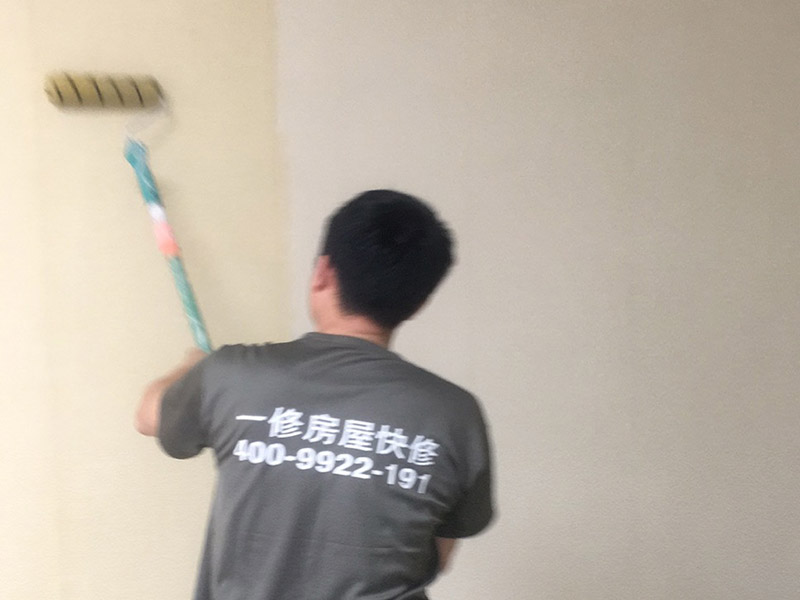 撕墻紙刷乳膠漆：1、首先，需要將壁紙清除干凈，弄濕了會更好撕下來。撕壞了也沒關系，反正壁紙是不要了的。只要保證墻面上干凈就OK。 2、然后，需要對墻面基層進行打磨的。 3、如果拆完壁紙以后你發(fā)現基層并不平整的話，是需要進行膩子找平工作的；建議至少做一遍。 4、然后就是底漆和面漆的施工了。