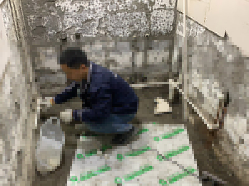 衛(wèi)生間水管鋪設(shè)：畫線→開槽→下料→預(yù)埋→預(yù)裝→檢查→安裝→調(diào)試→修補(bǔ)→備案 1、開槽：有的承重墻內(nèi)的鋼筋較多較粗，只能開淺槽或走明管，或繞走其他墻面； 2、調(diào)試：即通過打壓試驗(yàn)，如果沒有出現(xiàn)問題，水路施工就算完成了； 3、備案：完成水路布線圖，備案以便日后維修調(diào)試。