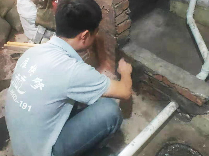 下水管周邊刷防水：1、首先，在已經(jīng)開好槽的地面清理完水泥塊及水泥灰塵，用水沖洗干凈，晾干大約一到兩天后檢查干燥沒問題的情況下刷防滲漏膠水，一般刷3遍。 2、接著放入水管，水管接口處刷好防水膠，多刷幾遍，完成后晾干； 3、檢查水管晾干后做水壓試驗(yàn)，保證沒有漏水情況下，覆蓋水泥及地磚； 4、以上步驟完成后等待晾干，清理干凈，然后在地板縫隙處刷防滲漏膠水，特別在地漏及墻壁接縫處，馬桶安裝縫隙處，一般至少刷3遍以上，完全晾干后開始使用。