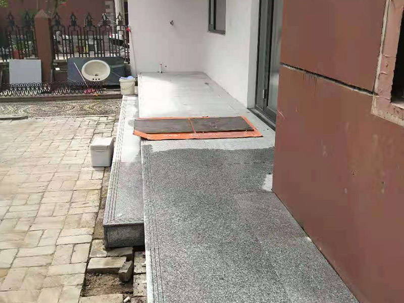 陽臺地磚鋪貼施工:先將選購的地磚清理干凈，并浸泡2小時以上。浸泡是為了讓地磚充分的吸足水分，以免在鋪貼完成后吸取材料中的水分，造成粘著劑水分不足，影響粘著牢固度， 從而引起空鼓、脫落的情況。地磚在充分浸水后和開始鋪貼前需要從水中取出并擦去表面水分，以便進行鋪貼。 地磚的鋪貼一般按照由門窗邊(或陽臺)開始，從上到下，由左及右的順序行進。具體的鋪貼方法為：先用水潤曾找平層，用鏟子將泥砂漿(或其它粘著劑)抹在瓷磚背面，再將地磚貼在墻面，再用鏟柄或橡膠錘輕敲地磚，使泥砂漿充滿墻面與地磚之間的空間。