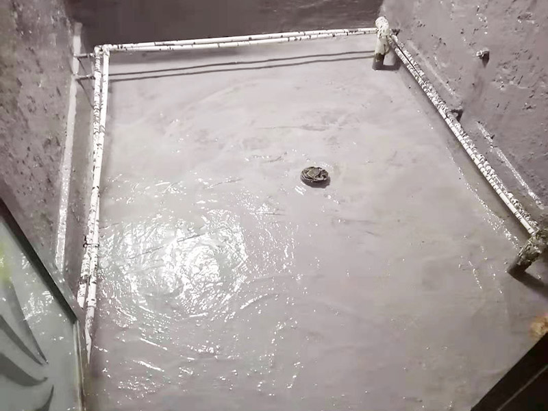 浴室拆除地面找平防水：因為地面找平的水泥有沒有干透跟當?shù)氐臍夂蚝彤敃r的季節(jié)以及當天的天氣等都有著密切的關(guān)系，如果想要看地面的水泥是否干透，可以用堅硬的東西在地面上劃動一下，如果出現(xiàn)白色粉末狀即為干透的水泥，這個時候就可以進行衛(wèi)生間的防水處理了。 第一步就是涂抹防水涂料，但是因為普通的住宅衛(wèi)生間普遍都比較小，并且都會有管線穿過樓板的情況，因此在做衛(wèi)生間防水時一般都是涂抹防水涂料而不是采用卷材來進行防水。