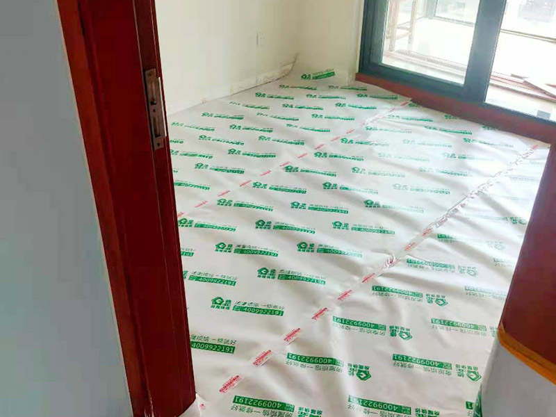全屋成品保護(hù)裝修：入戶門及電梯過道的保護(hù)：各種裝修物料的進(jìn)場以及各種建筑裝修垃圾的清理，都會(huì)經(jīng)過入戶門，這些物品在搬運(yùn)的過程中，難免會(huì)和入戶門發(fā)生磕碰，造成入戶門的磕碰劃傷，所以，第一個(gè)需要做好成品保護(hù)的地方就是入戶門。 做法：在裝修開工前直到家具進(jìn)場期間，都需要對(duì)入戶門進(jìn)行保護(hù)！可以使用成品保護(hù)膜將門包裹。 木工成品的保護(hù)：在進(jìn)行木門、櫥柜、家具等的相關(guān)的安裝或組裝的過程中，成品保護(hù)主要體現(xiàn)在兩個(gè)方面：一是原有的墻面、地面裝飾的保護(hù)，盡量避免因?yàn)檫@些安裝工程對(duì)已裝的部分造成破壞；二是安裝的物品本身的保護(hù)，注意不要在安裝過程中造成磕碰、劃傷等損傷。 地磚形象保護(hù)：地面瓷磚鋪貼完后，用成品保護(hù)膜覆蓋磚面，既可以防止裝修時(shí)的沙子磨傷地面，同時(shí)也能有效地防止油漆涂料等有色液體滴落磚面，造成地面污染。
