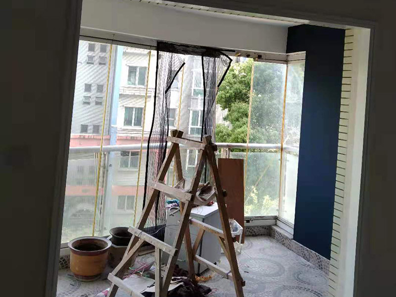 地面保護陽臺改造：陽臺裝修，防水是重中之重，特別是在多雨季節(jié)，經(jīng)?？吹脚笥训年柵_與客廳之間的墻面，地板有滲水的痕跡。所以，在陽臺鋪地板前，要用防水材料在墻面與地板上做防水層，防水層干了之后才能鋪設(shè)陽臺地板，有推拉門的陽臺做好防水框防水，有用到玻璃窗封陽臺的話，需要將窗底部與陽臺臺面間使用發(fā)泡劑填滿，再用硅膠固定，這樣就能夠防止水滲透。