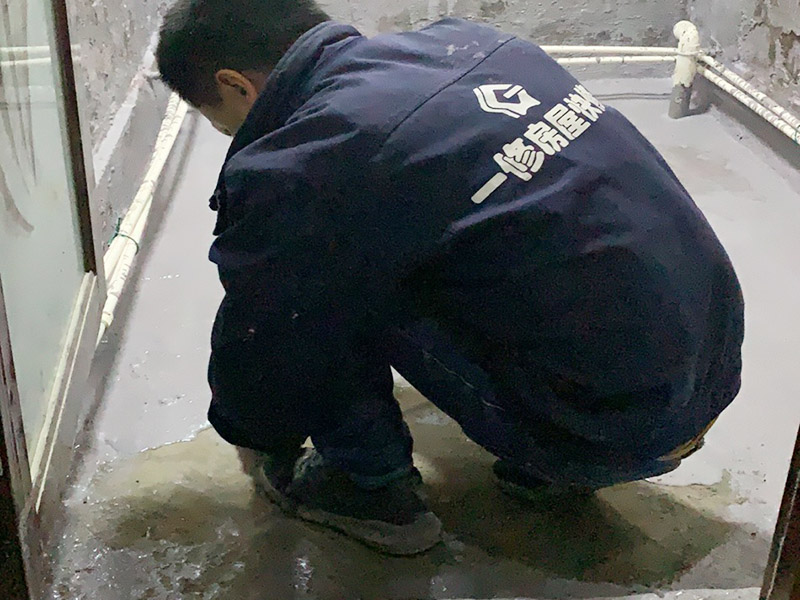 地面防水涂刷：在進(jìn)行防水處理之前，一定先找平地面，如果地面不平或效果不好，可能造成因防水涂料薄厚不均而導(dǎo)致的開裂滲漏。地漏，墻角，管跟等接縫處要使用高彈性的柔性防水涂刷，因為衛(wèi)生間的墻與地面之間的接縫處會移位最容易滲水。 2、防水層做好后要留余一定的時間，讓防水層與建筑更好的融為一體，然后在防水層上做保護(hù)層在鋪地磚，施工過程中，可千萬馬虎不得。要盡量的保護(hù)防水層。 3、防水是隱蔽工程，后續(xù)的施工也有可能會破壞防水層，如果地磚已鋪設(shè)完畢，可千萬不要砸地磚，用專業(yè)的補(bǔ)縫防水材料，把所有的縫隙堵住做好防水就好了。也同樣適用于衛(wèi)生間防水層失效后防水工程。 4、防水是一項系統(tǒng)工程，每處產(chǎn)生的原因及處理方法不盡相同。材料是基礎(chǔ)，施工是關(guān)鍵，后續(xù)服務(wù)是保證。